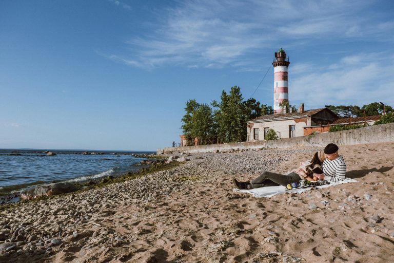 Home Vrouw zit ontspannen in vakantiehuis in Noord-Holland, uitwaaien tussen duin en dorp aan de kust