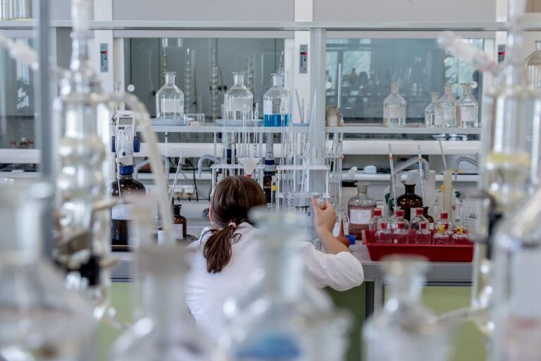 Home Chemicus aan het werk in een modern laboratorium huren binnen professionele bedrijfsruimte met veiligheidssystemen