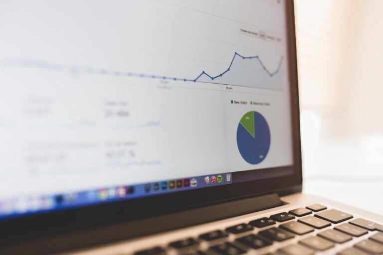 Home Laptop met analytische grafieken voor online zichtbaarheid boosten door zoekmachine optimalisatie